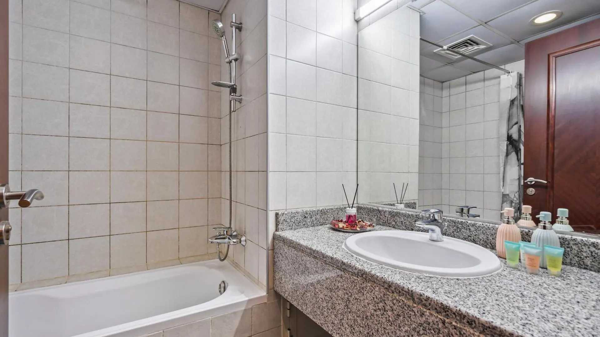Apartment Luxury Studio Near Battua Mall Dubai
